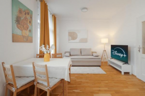 Louvre - Cozy City Center Apartment with Balcony